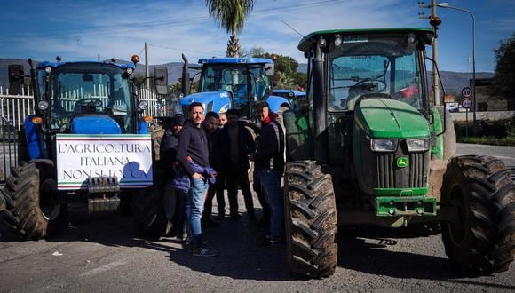 Los agricultores italianos protestan con sus tractores en el peaje de Santa Maria Capua Vetere, en Caserta, Italia, 03 de febrero de 2024. EFE/EPA/CESARE ABBATE