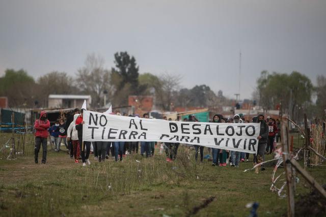 Un grupo de personas se manifiesta contra el desalojo el 15 de septiembre de 2020, en la toma de tierras de la localidad de Guernica, a 30 km de Buenos Aires (Argentina). (EFE/Juan Ignacio Roncoroni).