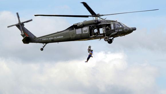 Miembros de los pilotos de la Fuerza Aérea Colombiana realizan una operación de rescate con un helicóptero Sikorsky UH-60 Black Hawk en Rionegro, departamento de Antioquia, el 14 de julio de 2023. (Foto de Fredy BUILES / AFP)