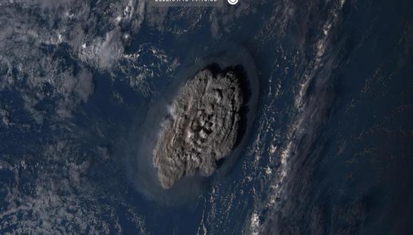 Esta imagen satelital tomada por Himawari-8, un satélite meteorológico japonés muestra la erupción de un volcán submarino en la nación del Pacífico de Tonga el sábado 15 de enero de 2022. (NTIC vía AP).