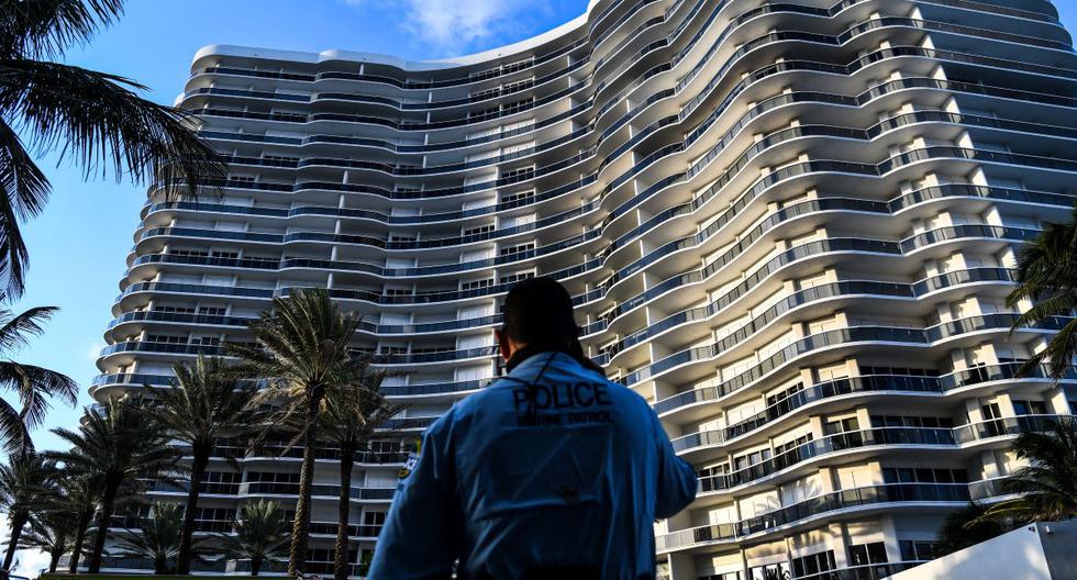 Un oficial de policía se encuentra afuera de Majestic Towers en Bal Harbour, Florida, el 4 de octubre de 2021, después de que se descubrió un presunto laboratorio de metanfetamina. (CHANDAN KHANNA / AFP).