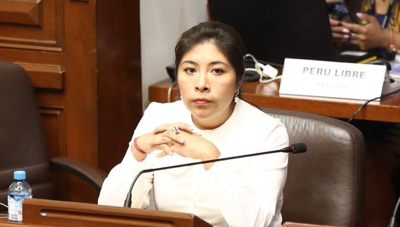 El pleno del Congreso aprobó el informe de la subcomisión y suspendió a Betssy Chávez de sus funciones parlamentarias en marzo pasado, mientras duren las investigaciones en su contra en el Ministerio Público. (Foto: El Comercio)