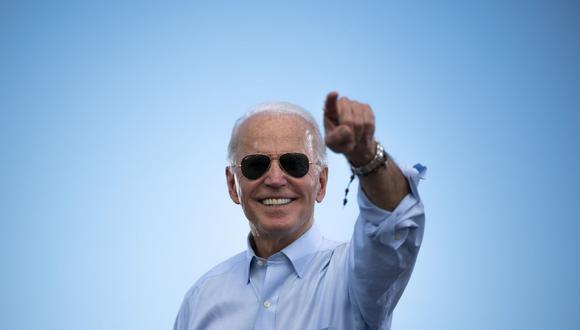 El candidato presidencial demócrata y exvicepresidente de Estados Unidos, Joe Biden, saluda antes de pronunciar un discurso en Coconut Creek, Florida, el 29 de octubre de 2020. (Foto de JIM WATSON / AFP).