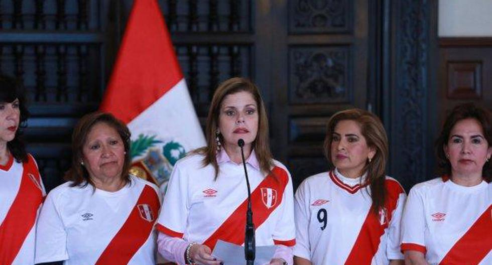 Mercedes Aráoz apareció vestida con la camiseta de la selección peruana de fútbol. (Foto: Andina)
