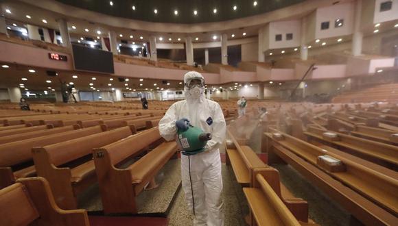 Un funcionario desinfecta una iglesia como medida de precaución contra el coronavirus, en la iglesia Yoido Full Gospel, en Seúl, Corea del Sur, el 21 de agosto de 2020. (AP Foto/Ahn Young-joon).