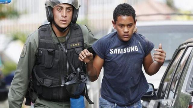 Venezolanos repudian la detención de menores durante protestas - 2