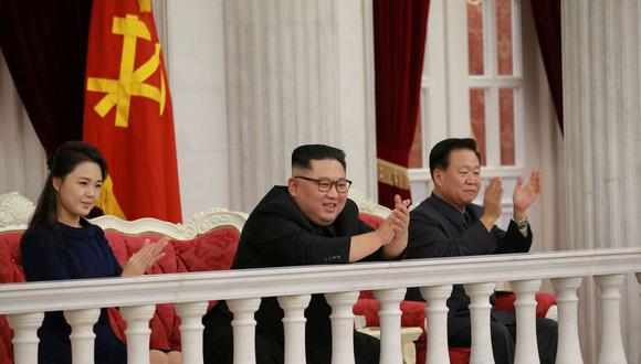 El líder norcoreano Kim Jong-un y su esposa Ri Sol-ju aplauden durante una ceremonia en Pyongyang, Corea del Norte. el 8 de febrero de 2019. (KCNA/REUTERS).