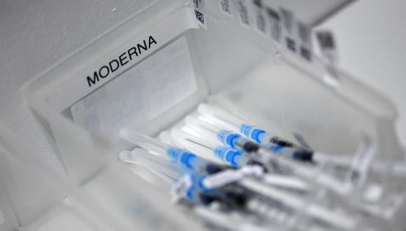 Las jeringas con la vacuna Moderna se ven en una caja en un centro de vacunación instalado en un concesionario de automóviles en Iserlohn, Alemania occidental. (Foto: Ina FASSBENDER / AFP)