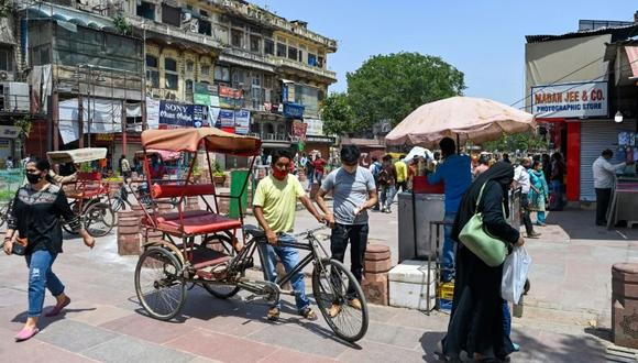 Un conductor de bicitaxi espera clientes en una calle del barrio viejo de Nueva Delhi. (Foto: AFP)