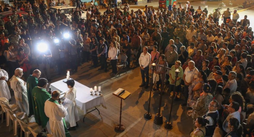 Familiares de víctimas, vecinos de Villa El Salvador y autoridades participaron en misa del mes. (Foto: Ministerio de Defensa)