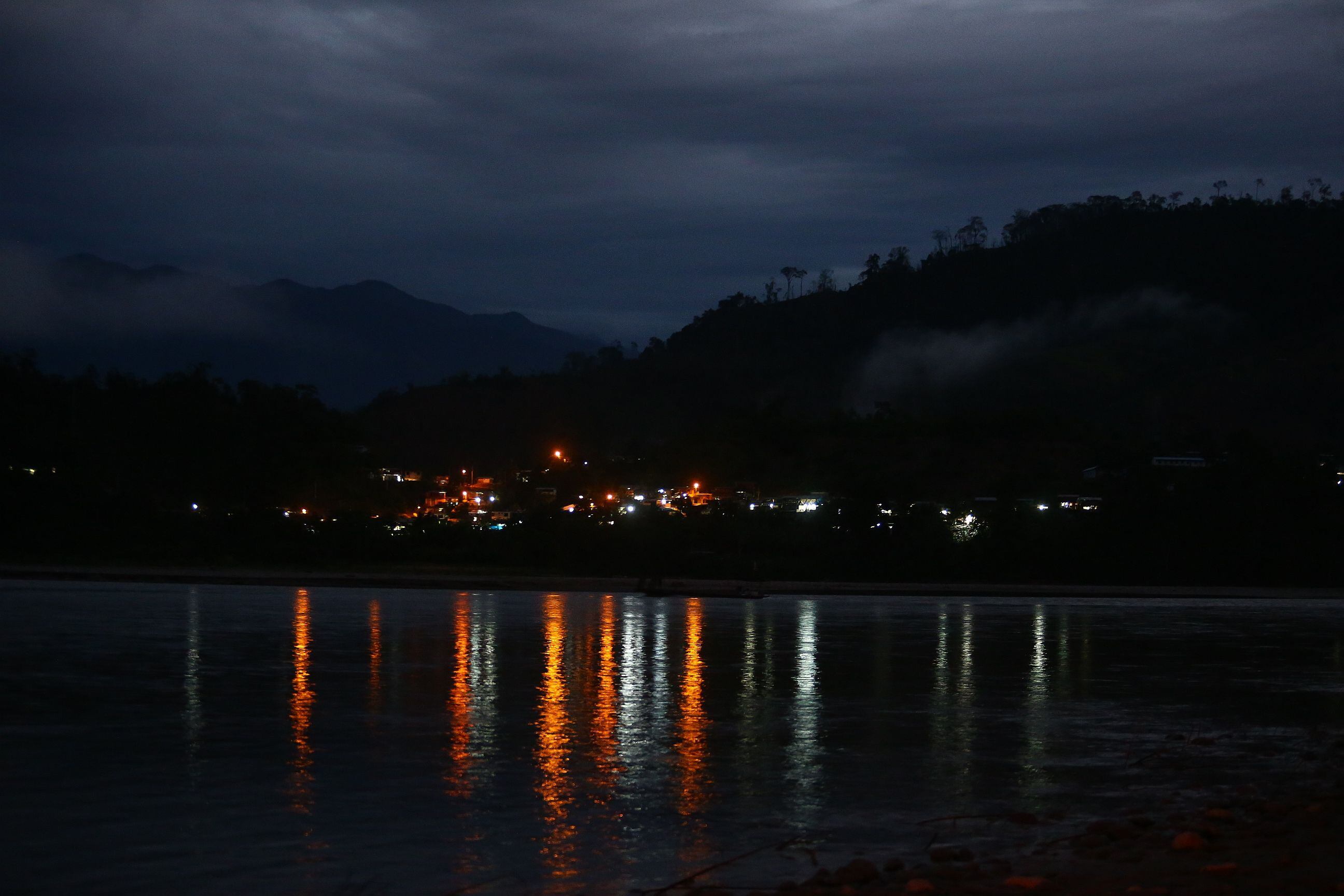 Vista nocturna del pueblo San Miguel del Ene. Para llegar allí, hay que cruzar el Río Ene.