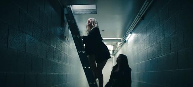 Christina Aguilera y Demi Lovato en video de "Fall In Line". (Foto: YouTube)