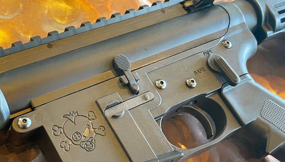El rifle bautizado como JR-15 ha sido publicitado por el fabricante WEE1 Tactical  como "el primero de una línea de plataformas de disparo que ayudará de manera segura a los adultos a introducir a sus hijos en los deportes de tiro". (@GavinNewsom / Twitter).