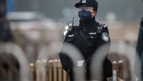 Imagen referencial de un policía en Beijing (China), el 5 de marzo de 2021. (NICOLAS ASFOURI / AFP).