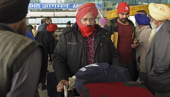 Los pasajeros son vistos llegan desde el Reino Unido después de pasar por una prueba de coronavirus Covid-19 en el Aeropuerto Internacional Sri Guru Ram Dass Jee, en las afueras de Amritsar, India. (Foto referencial, Narinder NANU / AFP).