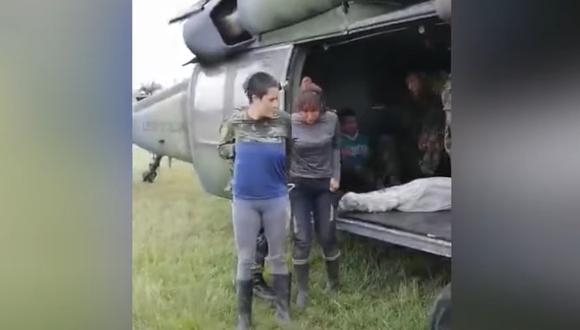 En videos difundidos por medios locales se ve a dos mujeres descender esposadas de un helicóptero, mientras los militares bajan un cuerpo cubierto con una manta blanca.