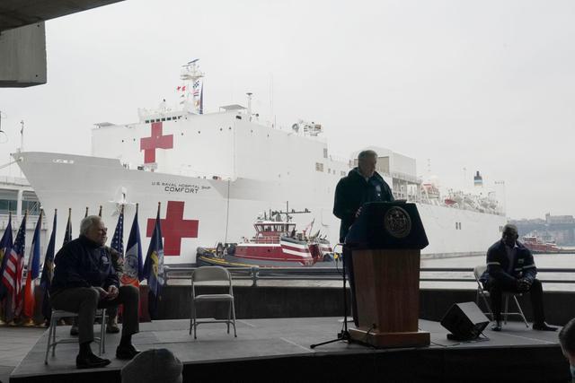 El alcalde de la ciudad Nueva York, Bill de Blasio, aseguró durante la recepción oficial del buque hospital en Manhattan: “Esto es solo el principio. (...), ahora mismo, las semanas más duras están por venir”. (Foto: AFP/Bryan R. Smith)