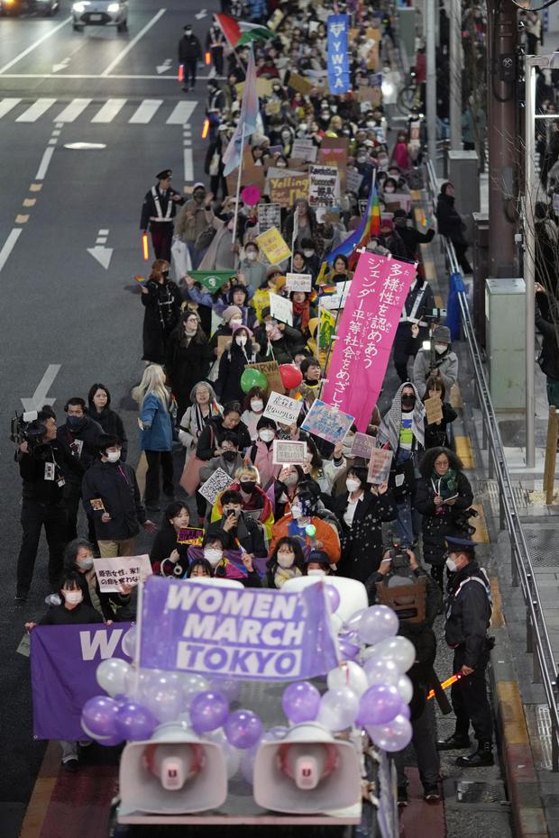 Los participantes sostienen pancartas durante una marcha para protestar contra la discriminación de género en el día Internacional de la Mujer en Tokio, Japón, 08 de marzo de 2024. EFE/EPA/FRANCK ROBICHON