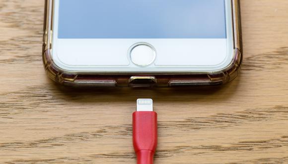 Descubre la manera correcta de limpiar el puerto de carga de tu iPhone.