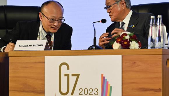 El Ministro de Finanzas de Japón, Shunichi Suzuki (R) y el Viceministro de Finanzas, Asuntos Internacionales, Masato Kanda se dirigen a un periodista en la Reunión de Ministros de Finanzas y Gobernadores de Bancos Centrales del G7, al margen de la reunión de Ministros de Finanzas y Gobernadores de Bancos Centrales del G20 bajo la Presidencia del G20 de la India en Bangalore el 23 de febrero de 2023 (Foto: Manjunath KIRAN / AFP)