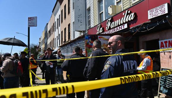 La policía de Nueva York cerca de una escena del crimen. (Foto referencial, ANGELA WEISS / AFP).