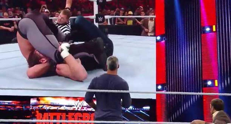 Deam Ambrose y Seth Rollins se cubrieron al mismo tiempo y la lucha terminó en empate, aunque en un principio, Stephanie McMahon declaró campeón a Rollins. (Foto: WWE)