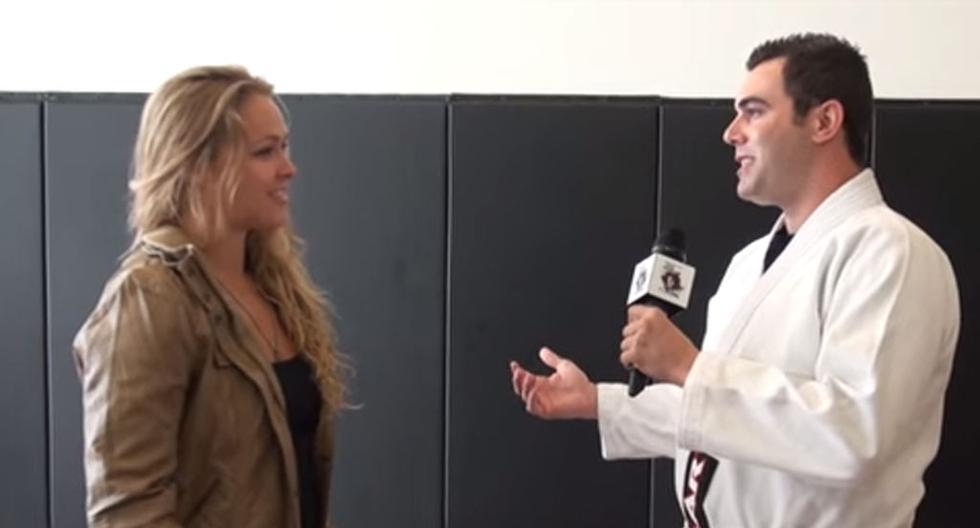 Ronda Rousey fracturó las costillas de un periodista durante una entrevista | Foto: Captura Video