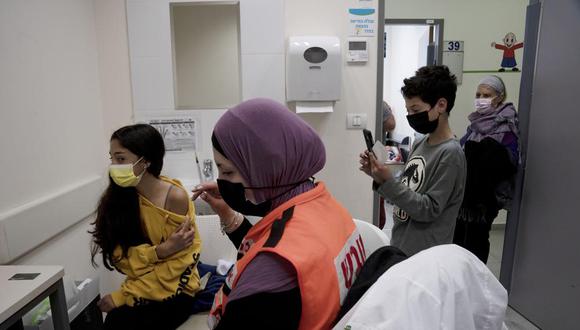Una persona recibe la vacuna contra el coronavirus en el Centro Médico Clalit en Mevaseret Zion, Israel, el 11 de enero de 2022. (Foto AP/Maya Alleruzzo).