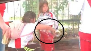 River vs. Boca: ¡Vergonzoso! Mujer usa el cuerpo de una niña para meter bengalas al Monumental | VIDEO