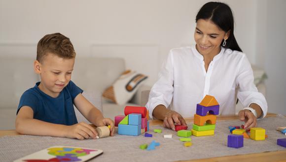 Es necesario que los infantes manipulen objetos de diferentes tamaños y formas, como bloques de construcción, rompecabezas y juguetes de manipulación.