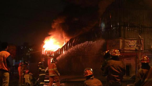 Esta madrugada se reportó un incendio de gran magnitud en una galería ubicada en Caquetá, San Martin de Porres (Foto:  César Grados/@photo.gec)