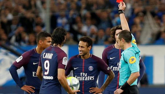 Neymar se fue expulsado en clásico y otra vez aplaudió al árbitro. (Foto: AFP)