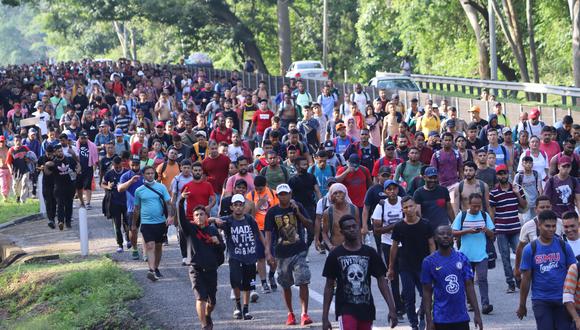 Una nueva caravana con cerca de 4.000 migrantes parte de la frontera sur de México hacia Estados Unidos con reclamos de seguridad y libre tránsito por el temor de sufrir una tragedia  en un tráiler en Texas esta semana, en Tapachula (México).