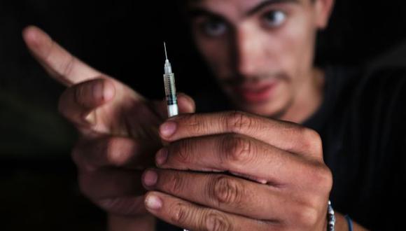 La tasa de muertos por opiáceos sintéticos se duplicó de 2015 a 2016. En la foto, Mike, de 22 años, es un adicto a la heroína que comenzó a consumir opiáceos cuando tenía 13 años. (Foto: AFP)