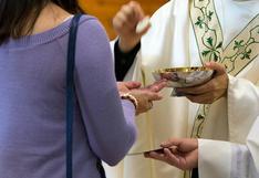 Feligreses recibirán la hostia de la comunión durante las misas en la mano y no en la boca