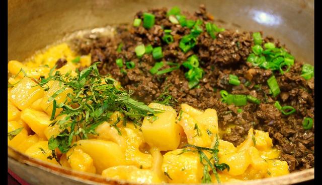 Dúo criollo: Cau cau y sangrecita de "La Isolina". (Foto: Isolina Taberna Peruana)