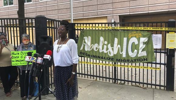 En esta imagen del martes 15 de septiembre de 2020, Dawn Wooten, enfermera en el Centro de Detención del condado Irwin, en Ocilla, Georgia, habla durante una conferencia de prensa en Atlanta para denunciar las condiciones de la cárcel de inmigrantes. (Foto: AP)