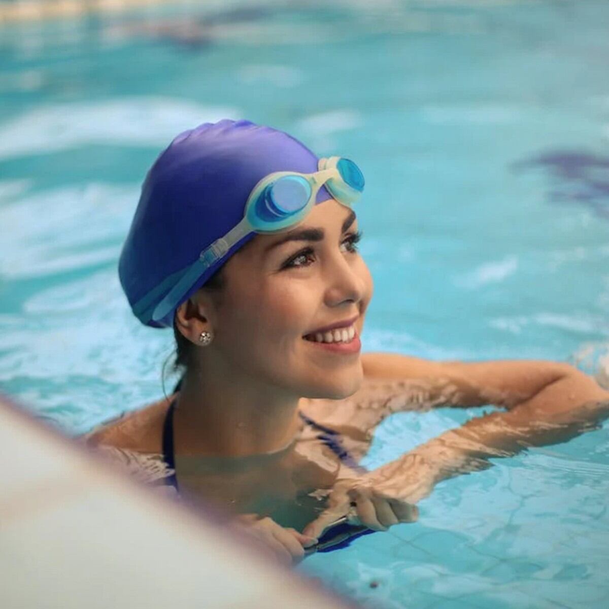 Nadador positivo, con gafas de natación y gorro de baño