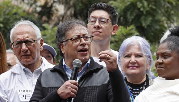 El presidente de Colombia, Gustavo Petro, habla ante sus simpatizantes reunidos en la Casa del Florero, hoy, en el centro de Bogotá (Colombia). EFE/ Mauricio Dueñas Castañeda