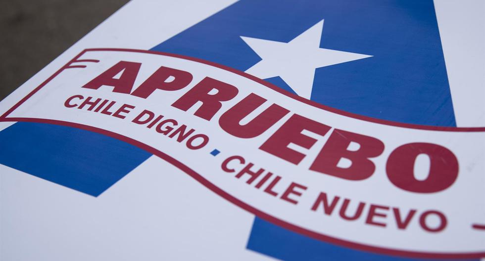 Detalle de un poster para que se apruebe la nueva Constitución de Chile en el plebiscito del 4 de septiembre. (EFE/ Alberto Valdes).