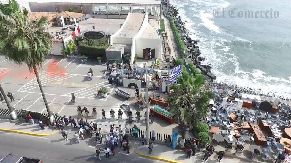 Los trabajadores se atrincheraron en el restaurante Costa Verde de Barranco en su intento por evitar la ejecuci&oacute;n de una orden judicial. (El Comercio)