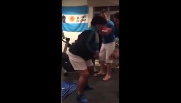 Diego Maradona sorprendió con particular baile en Dubái (VIDEO)