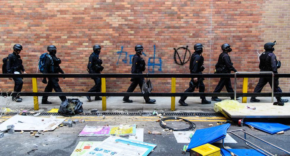 El personal de la Oficina de Eliminación de Artefactos Explosivos de la Policía de Hong Kong (EOD) busca explosivos y productos químicos en la Universidad Politécnica, ubicada en el distrito Hung Hom. (AFP)