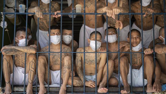 Miembros de las pandillas MS-13 y 18 permanecen hacinados en una celda en la prisión de Quezaltepeque, en Quezaltepeque, El Salvador, el 4 de septiembre de 2020. (Foto de Yuri CORTEZ / AFP)