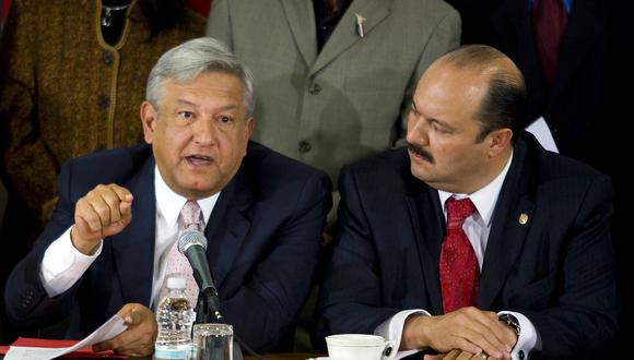 El presidente Andrés Manuel López Obrador al lado del exgobernador detenido César Duarte, en una imagen que data del 2008.  (Foto:  LUIS ACOSTA / AFP)