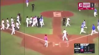 Beisbolistas se pelearon en pleno partido, haciendo caso omiso al distanciamiento  [VIDEO]