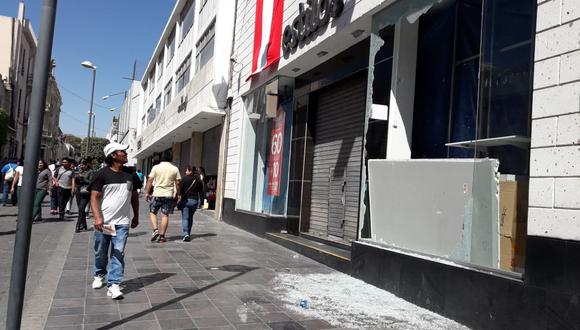 Tiendas, centros comerciales y vehículos particulares y públicos fueron atacados ayer por los vándalos (Foto: Zenaida Condori)