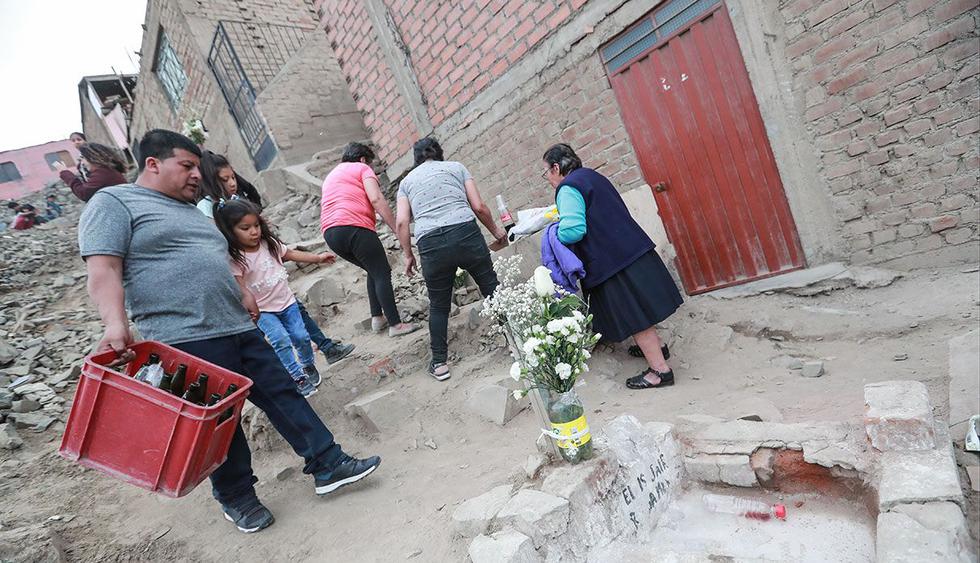 La tumba de Zenobio Zea, fallecido en 1979, se encuentra en la entrada del cementerio Santa Rosa y al costado de una vivienda del cerro La Regla del Callao. Vivos y muertos conviven con cercanía.  (Lino Chipana/ El Comercio)