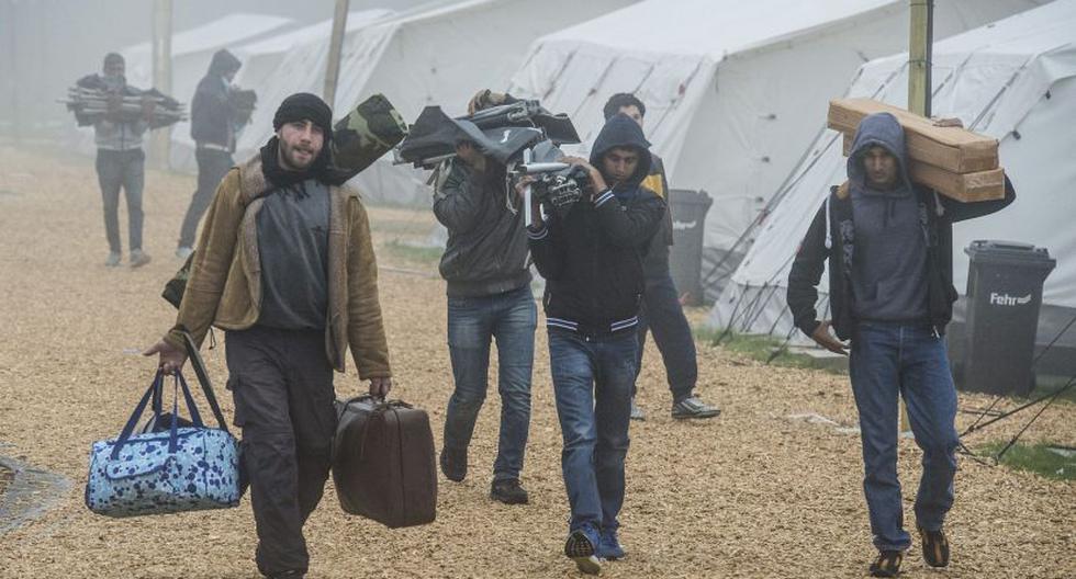  Refugiados abandonan un refugio temporal con temperaturas que rozan los cero grados cerca de Schwarzenborn. (Foto: EFE)
