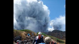 Volcán en erupción deja un muerto y más de 30 heridos en Japón